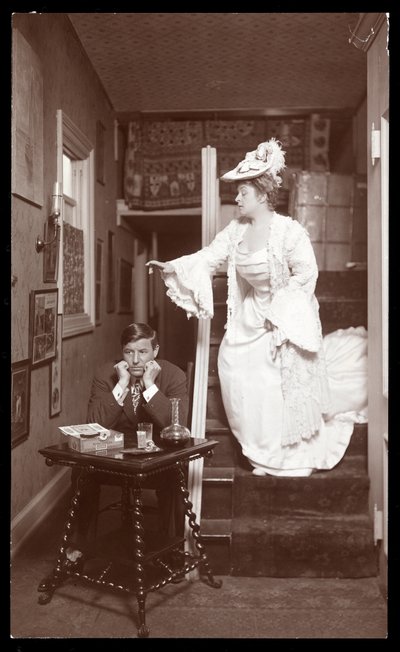 Amelia Bingham en C. Richmond poseerden in haar appartement, 1905 door Byron Company